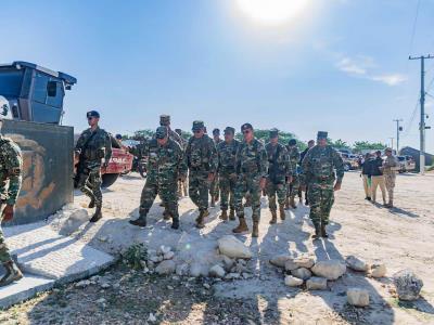 Ministro de Defensa supervisa trabajos de verja en la frontera