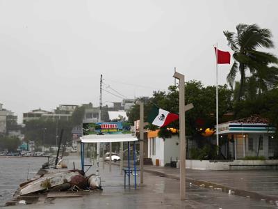 Mueren dos personas en México por huracán John