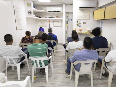 Narcóticos Anónimos forja lazos afectivos para adictos en recuperación