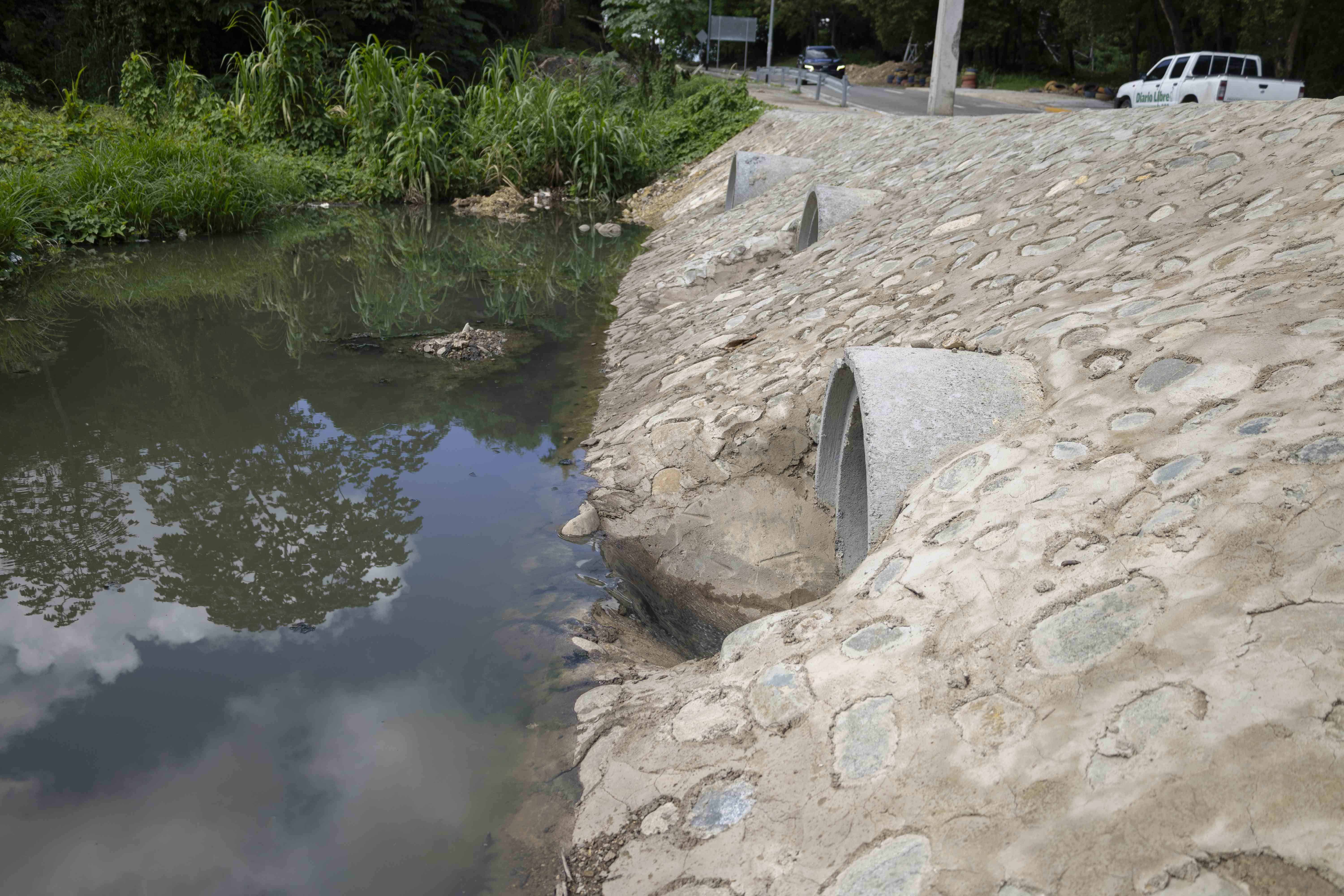 En el lugar existe una laguna donde se acumulan aguas clcoacales que corren directamente al río Ozama, a escasos metros del lugar.