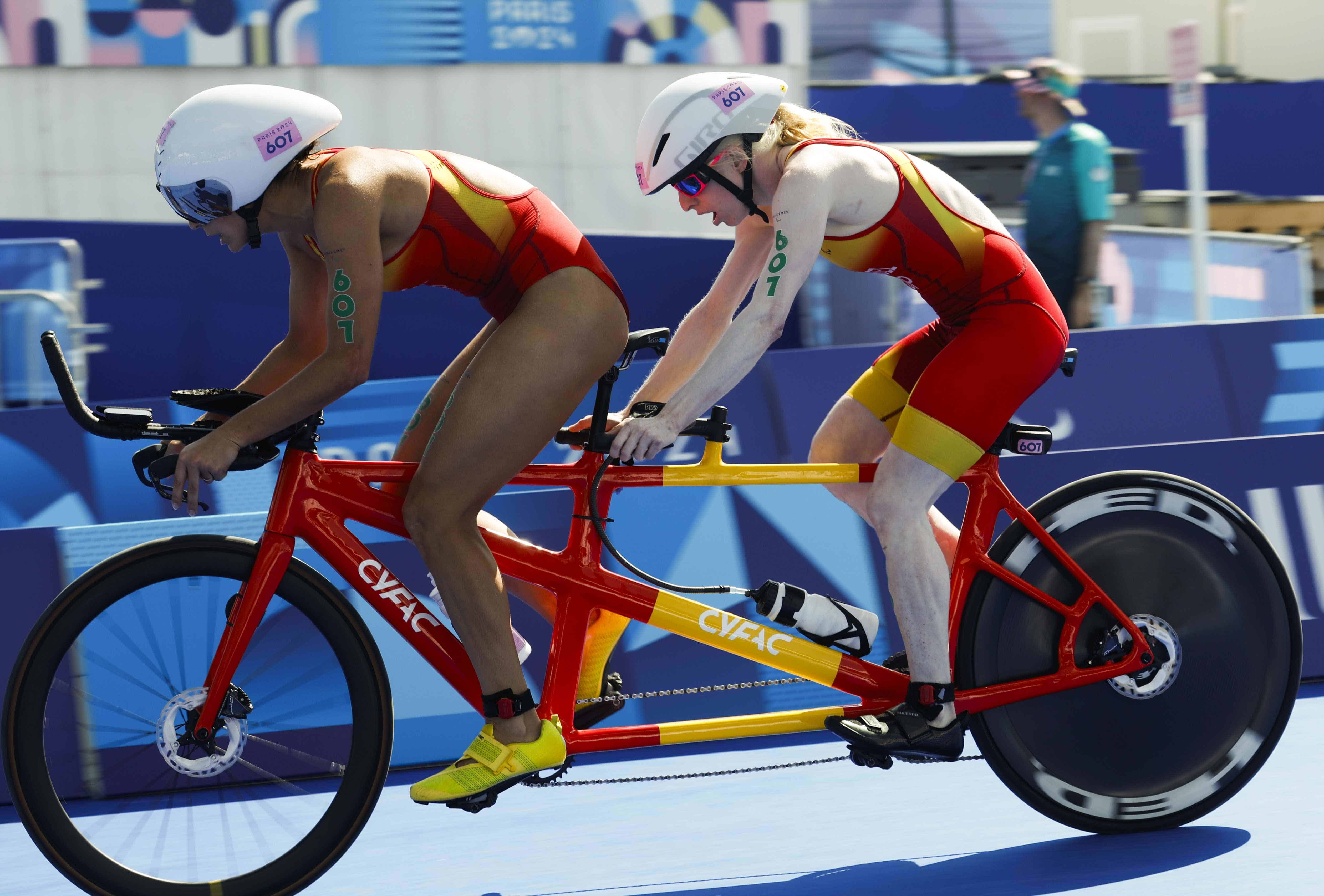 La atleta española Susana Rodríguez (d), acompañada por su guía, Sara Pérez, en acción para ganar la medalla de oro en la final individual de la categoría PTVI de para triatlón femenino de los Juegos Paralímpicos de París 2024, disputada este lunes 2 de septiembre de 2024 en la capital francesa. 