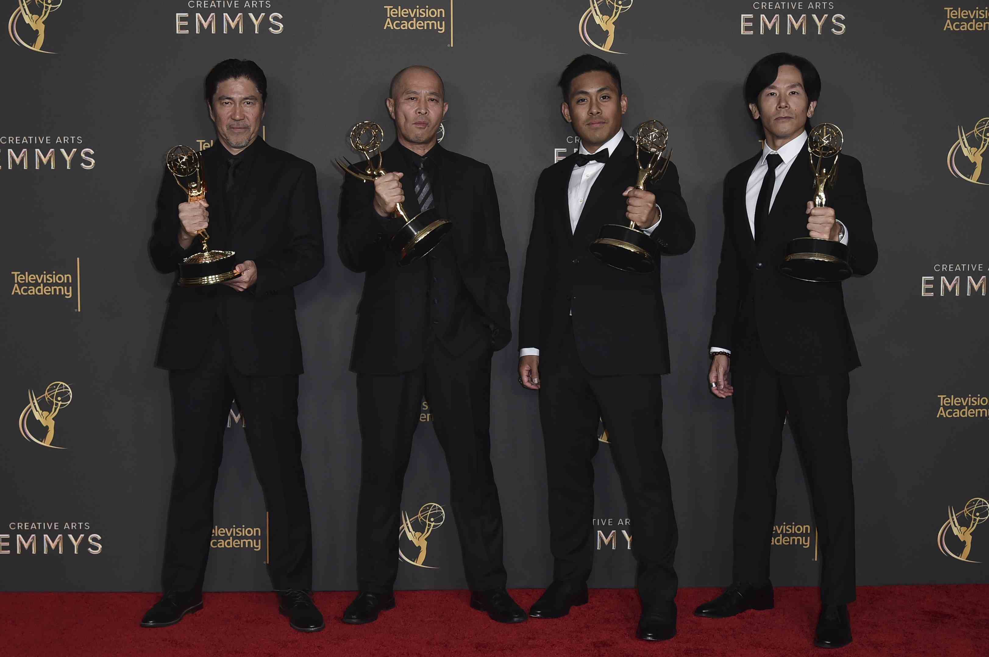 Hiroo Minami, de izquierda a derecha, Nobuyuki Obikane, Martin Cochingco y Johnson Phan con el premio a la mejor actuación de acrobacias por Shogun asisten a la segunda noche de los Premios Emmy de Artes Creativas el domingo 8 de septiembre de 2024 en Los Ángeles.