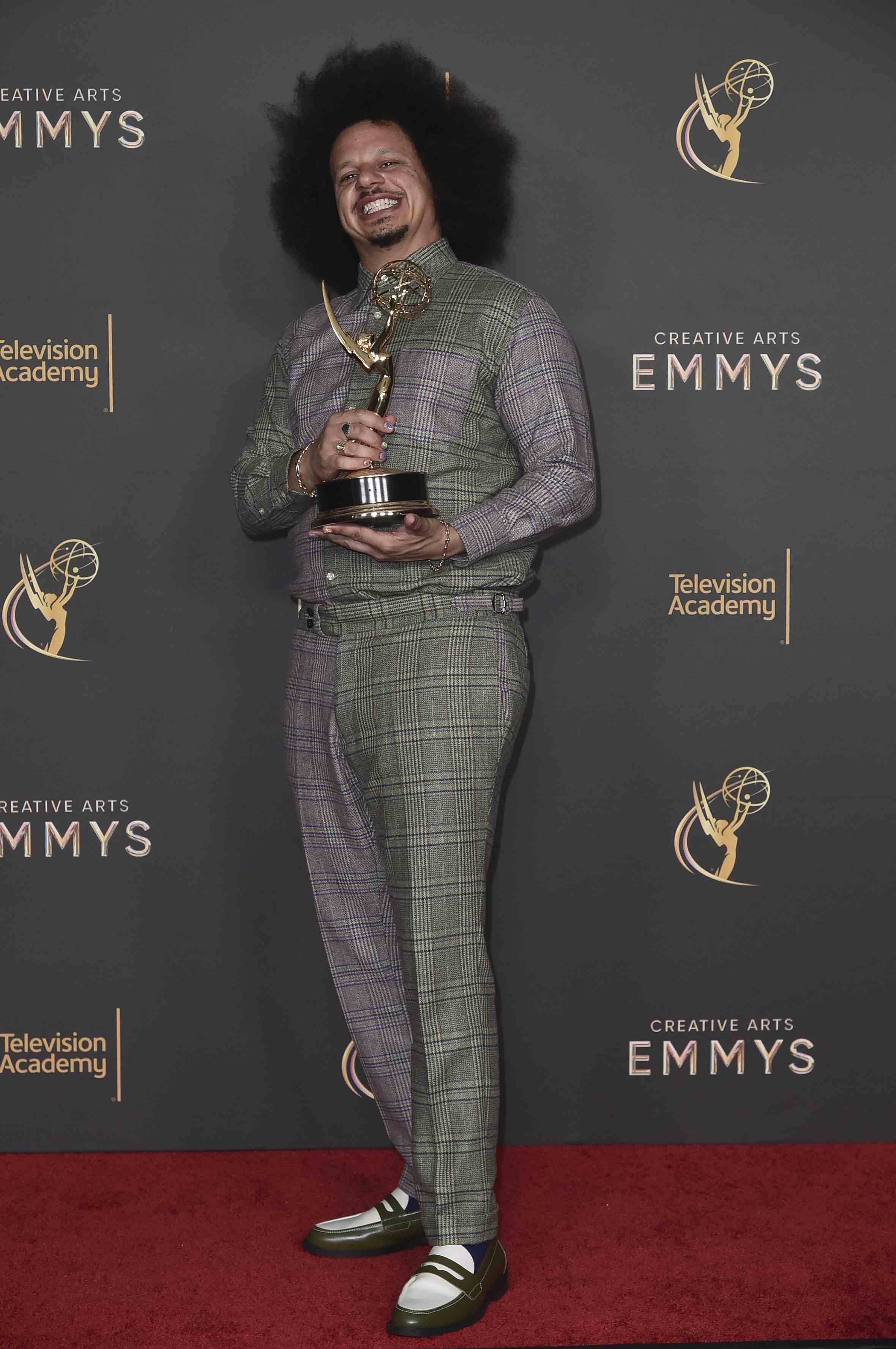 Eric Andre posa con su premio de actor destacado en una serie corta de comedia o drama por The Eric André Show en la segunda noche de los Premios Emmy de las Artes Creativas el domingo 8 de septiembre de 2024 en Los Ángeles. 