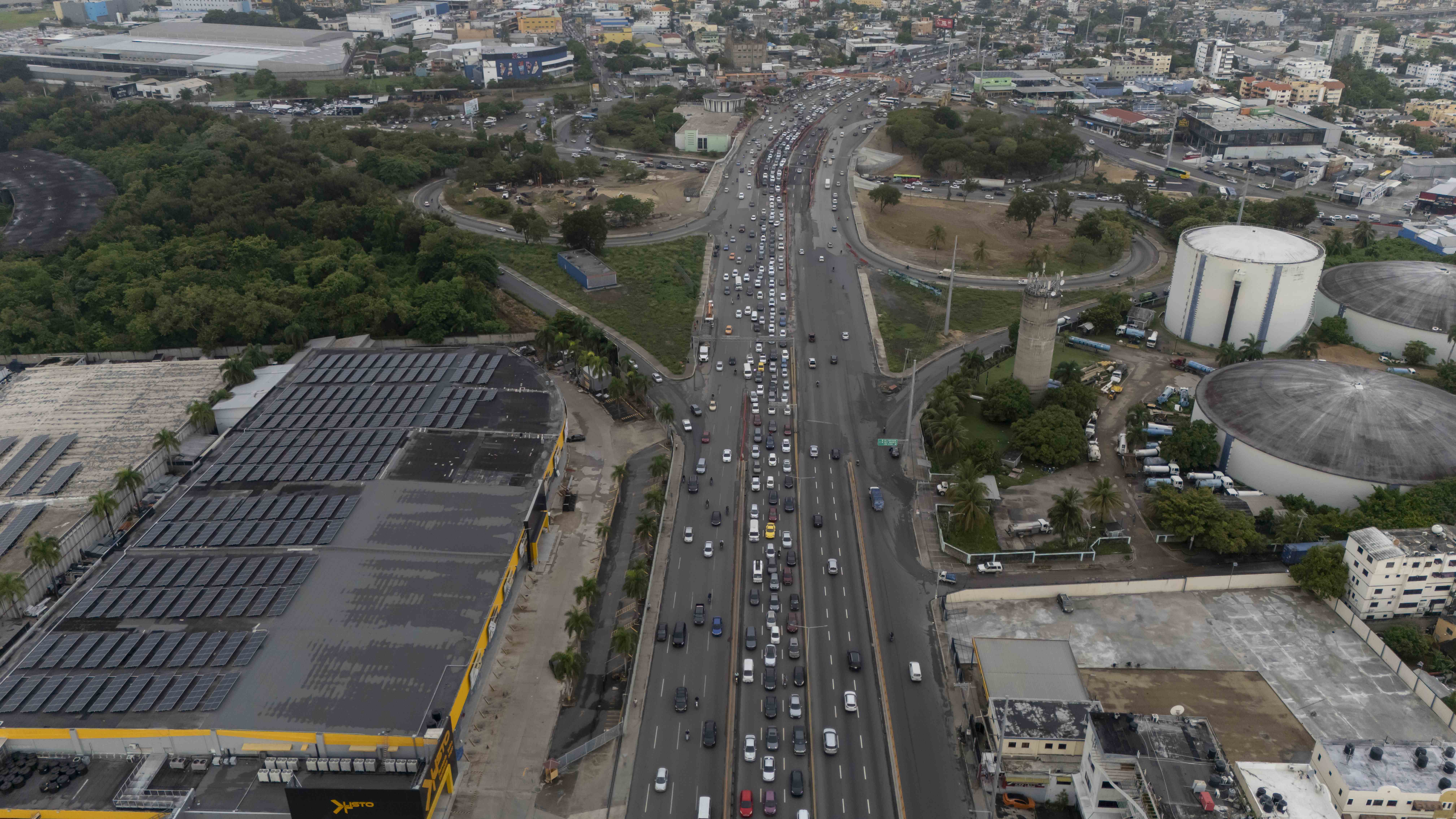 Flujo vehicular en la autopista Duarte. 