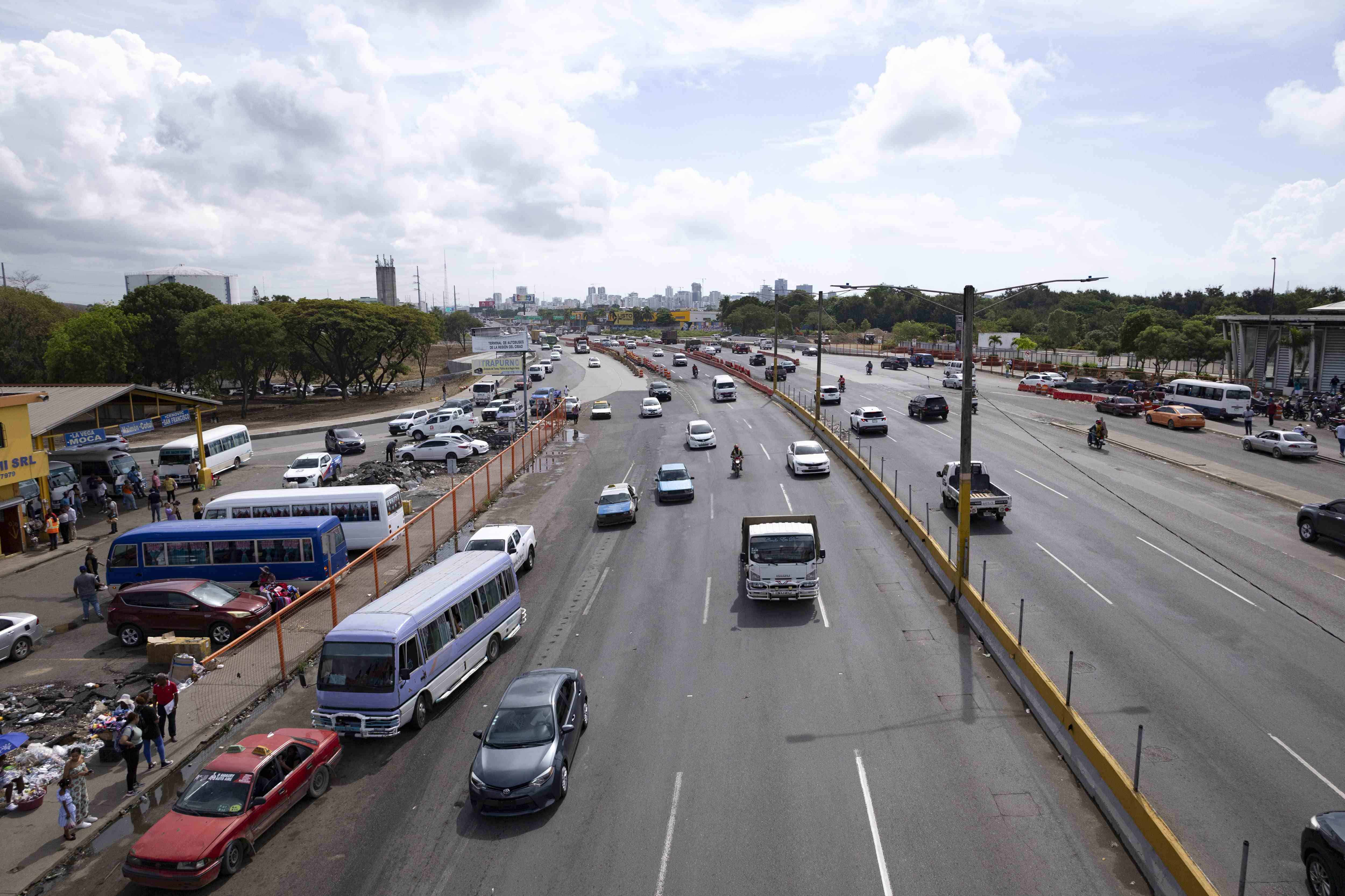 Vista del kilómetro 9 de la autopista Duarte a las 10:00 de la mañana de este lunes.