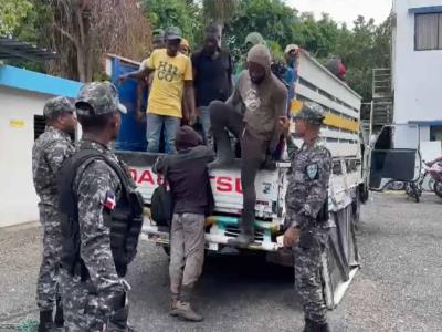 40 haitianos indocumentados fueron detenidos en un camión Salcedo