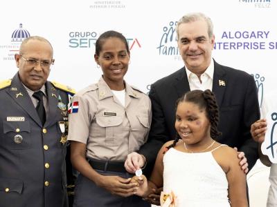 Abinader entrega 250 apartamentos a agentes de la Policía Nacional