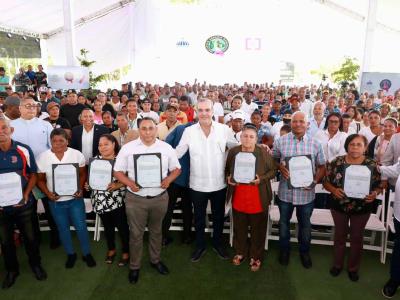 Abinader entrega 752 títulos de propiedad en proyecto Cotuí-Cevicos