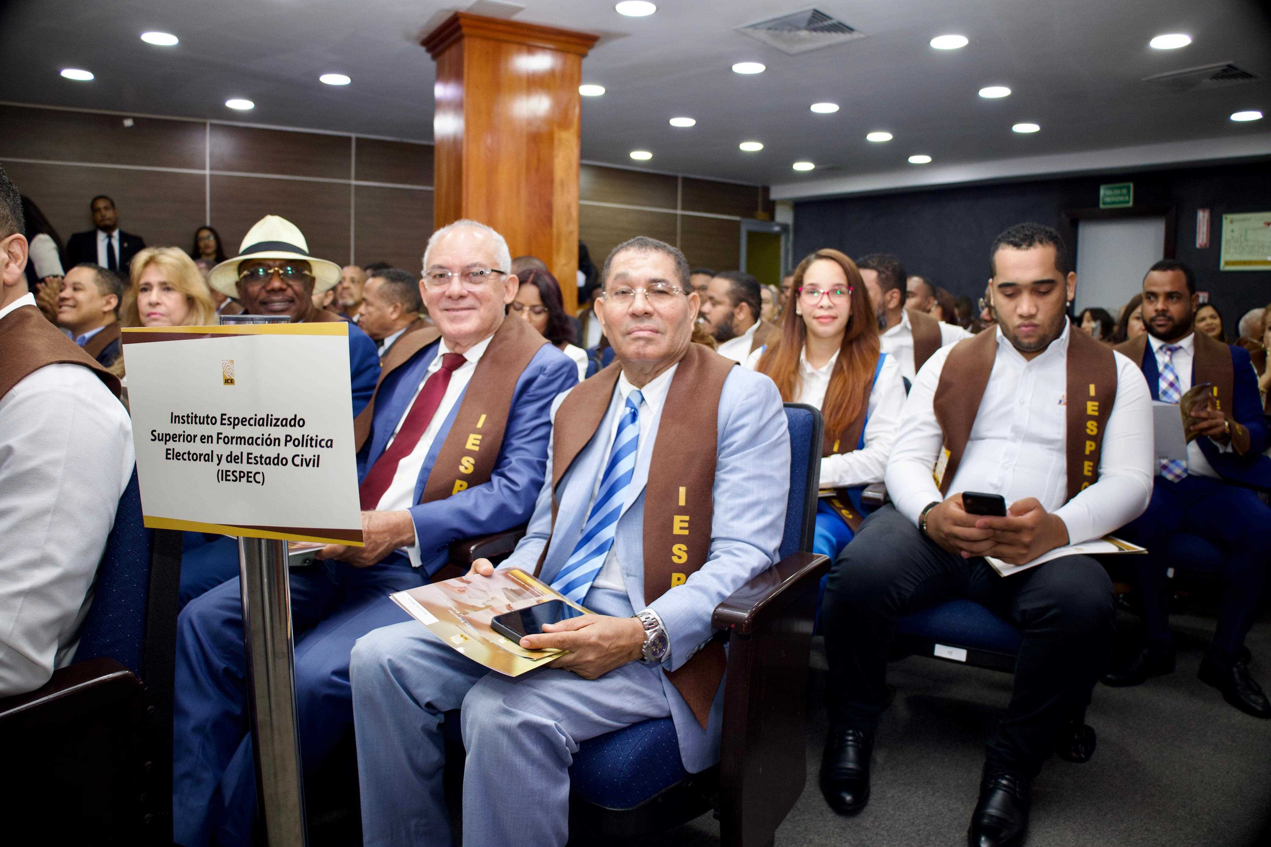 Acto de investidura de 252 participantes del Diplomado Especializado en Administración Electoral 