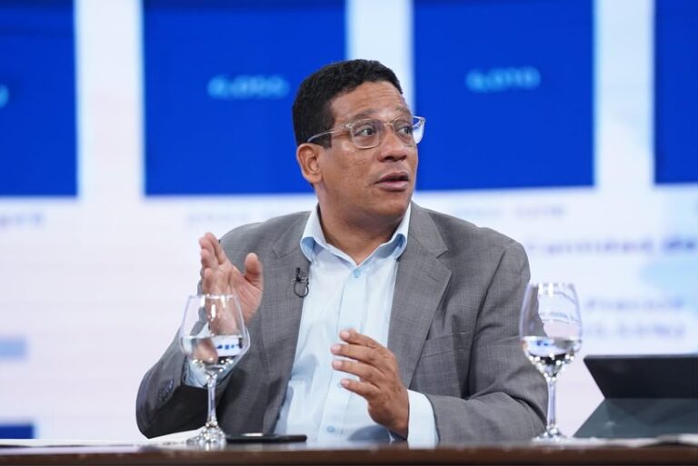Carlos Pimentel deja Alianzas Público-Privadas pero continúa en Contrataciones Públicas