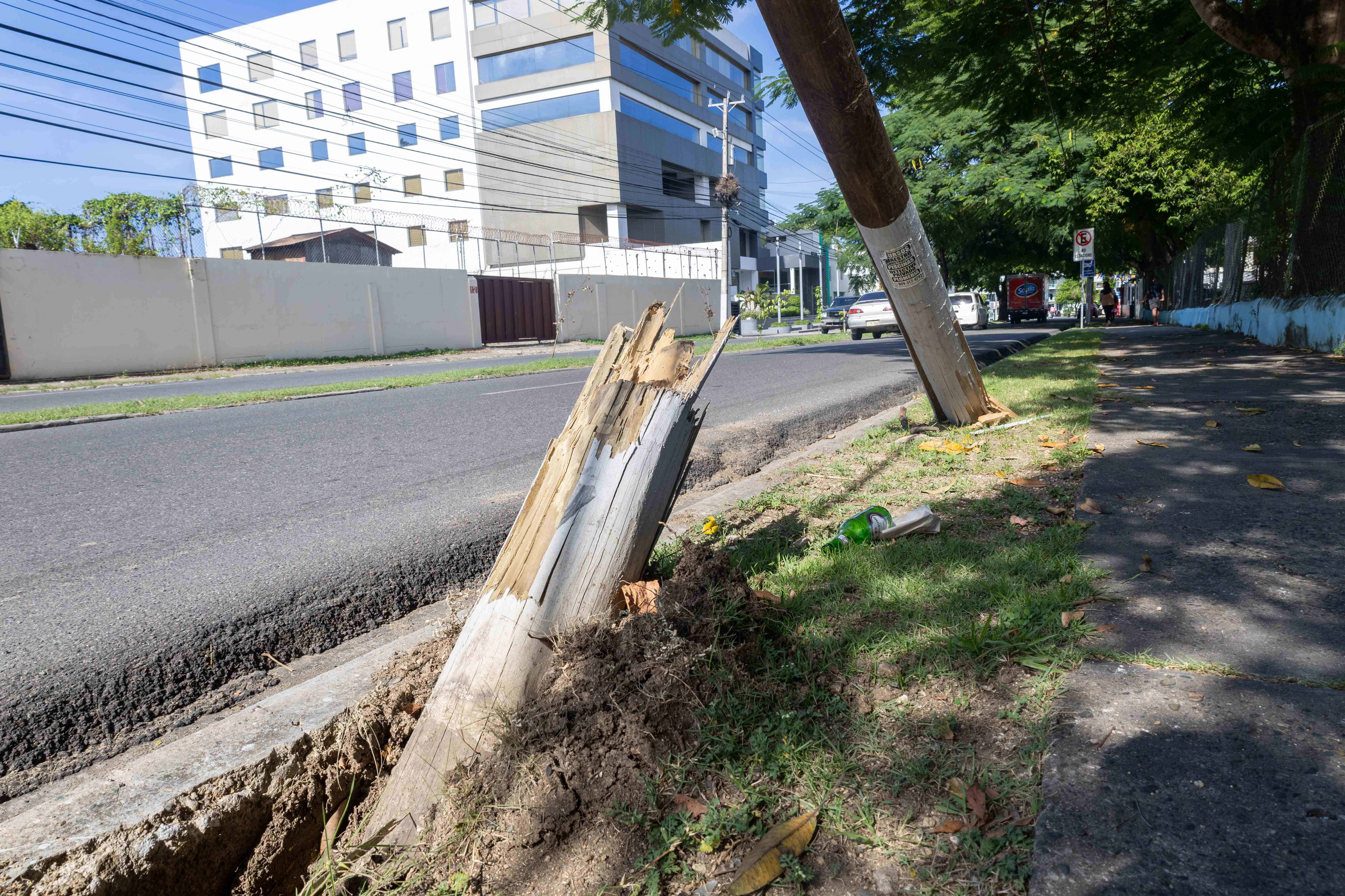 El poste era un peligro para transeúntes y conductores.