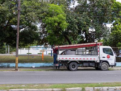 Claro sustituye poste roto en avenida Buenaventura Freites