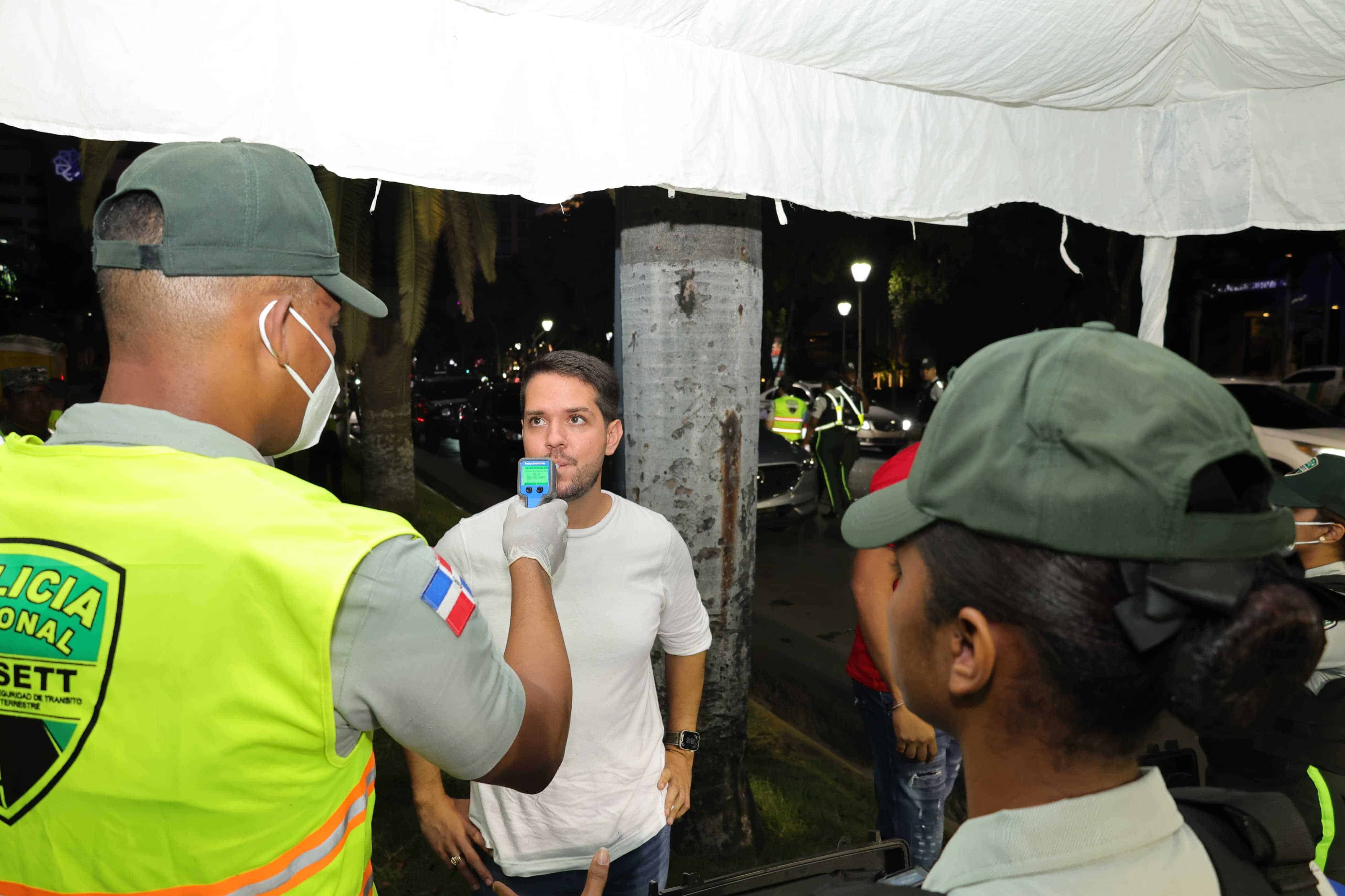 Un ciudadano es sometido a la prueba de alcoholemia.