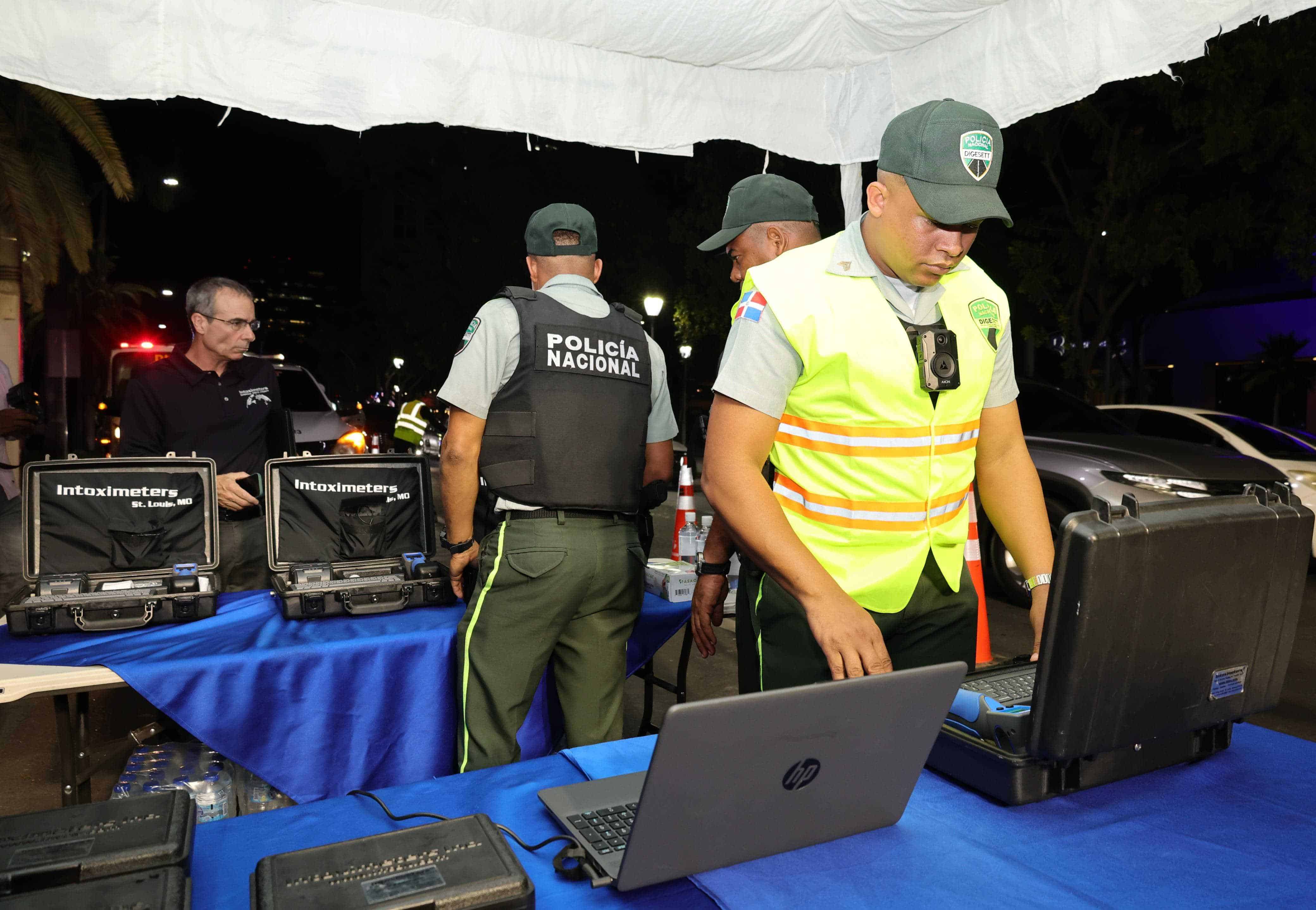 Agentes se preparan para el operativo de pruebas de alcoholemia.