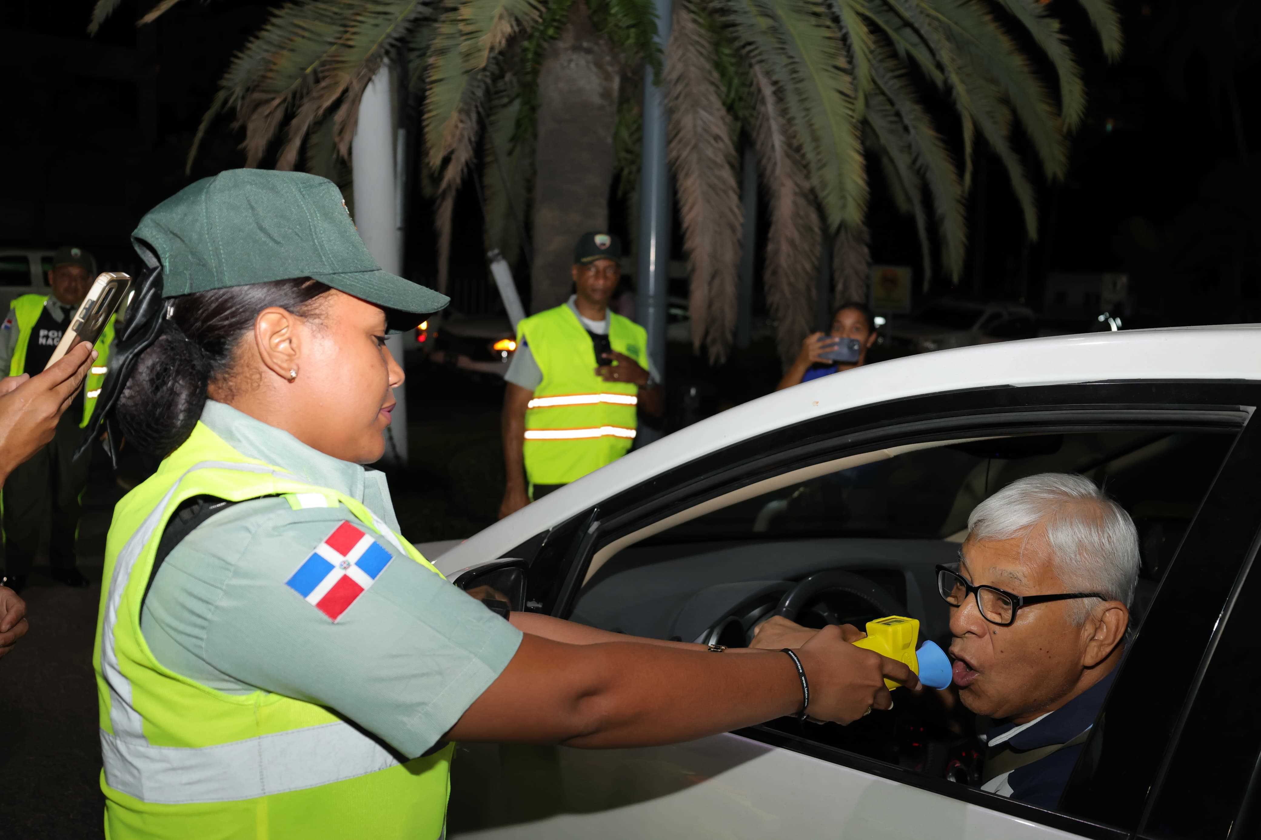 Un conductor es sometido a la prueba de alcoholemia en la avenida Winston Churchill. 