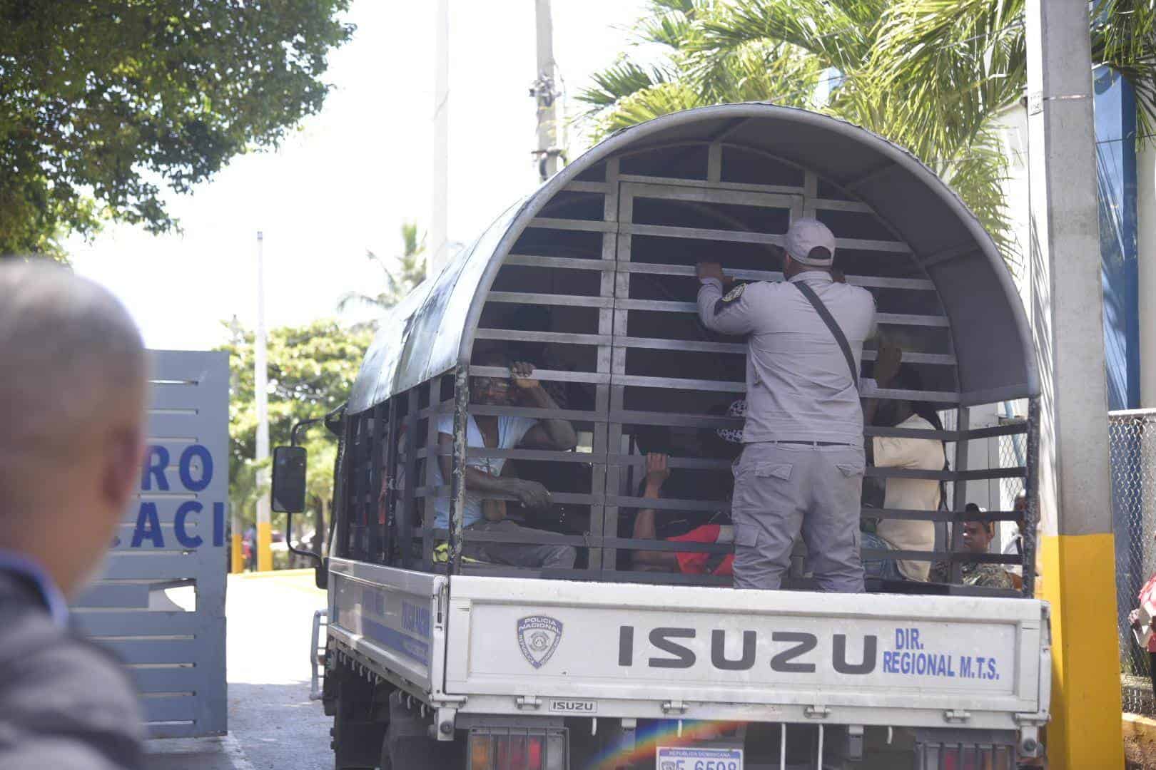 Camiones con migrantes entran al Centro Vacacional de Retención de Haina.