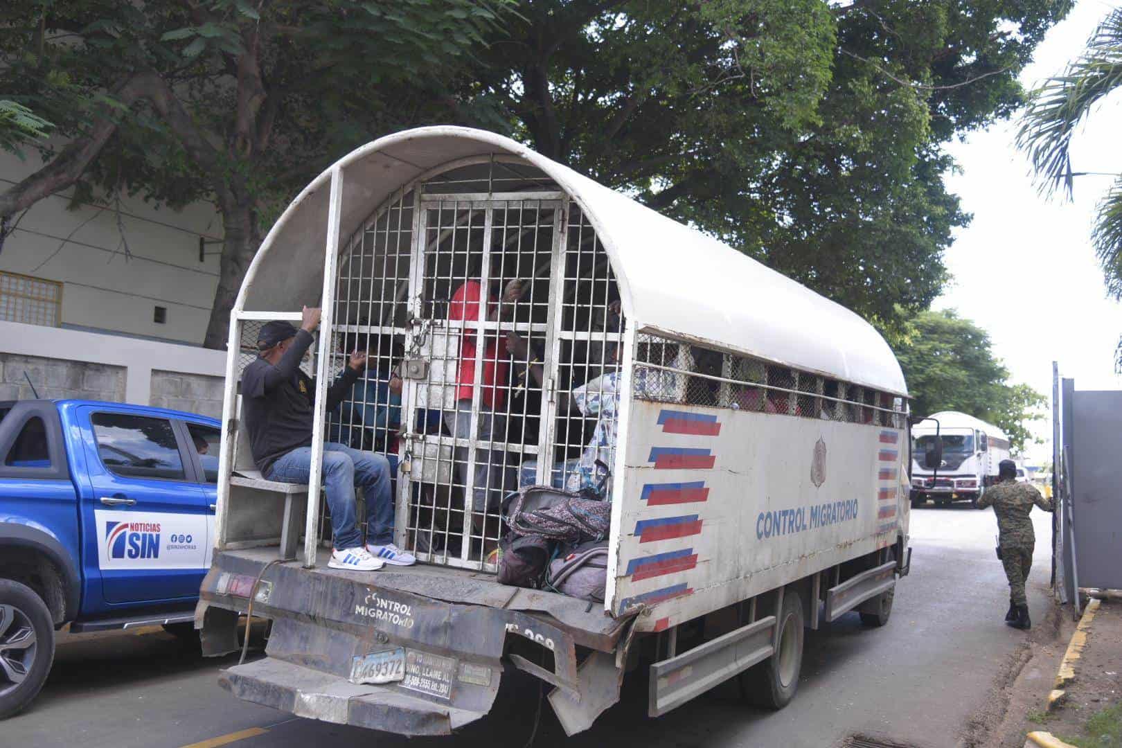 Migrantes haitianos bajo custodia.