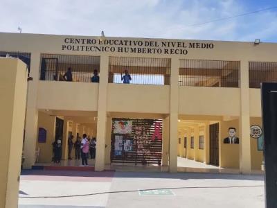 Estudiantes golpean a un agente de la Policía Escolar en Neyba