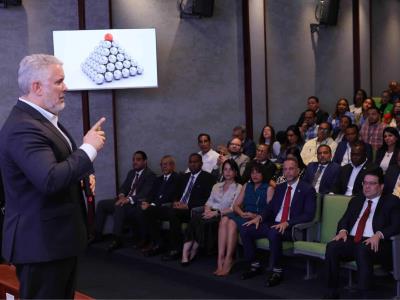 Expresidente de Colombia ofrece charla a colaboradores de Aduanas