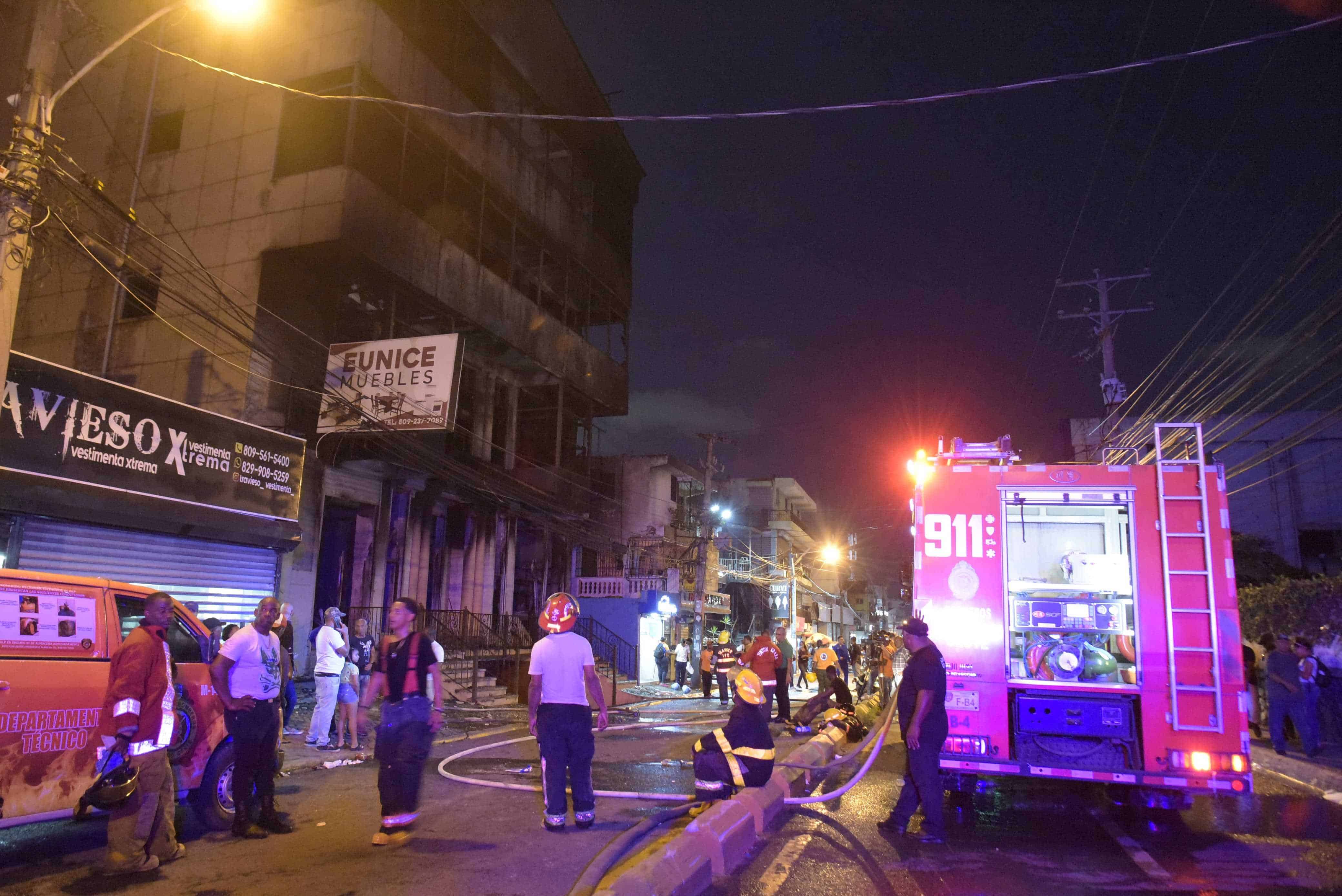 Bomberos del Gran Santo Domingo trabajaron en la extinción del fuego. 