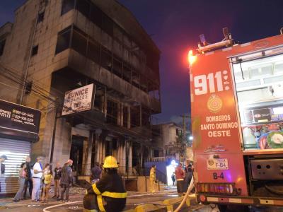 Incendio consume edificio en la Isabel Aguiar