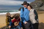 Assange se recupera tras su liberación con sus hijos y esposa en una playa de Australia
