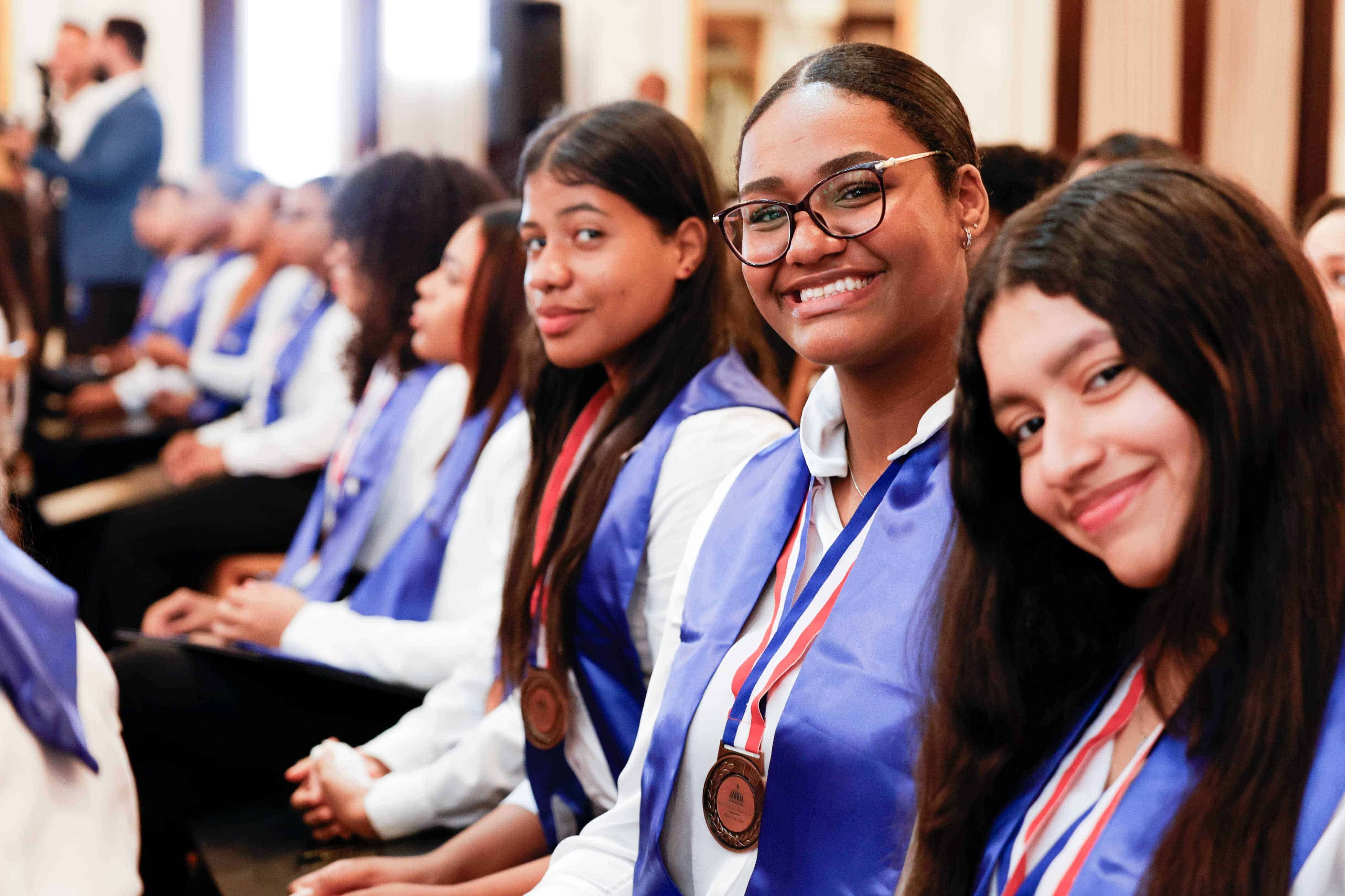 Con entusiasmo recibieron los estudiantes preuniversitarios sus reconocimientos.