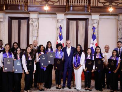 Minerd reconoce a 150 estudiantes destacados de todo el país