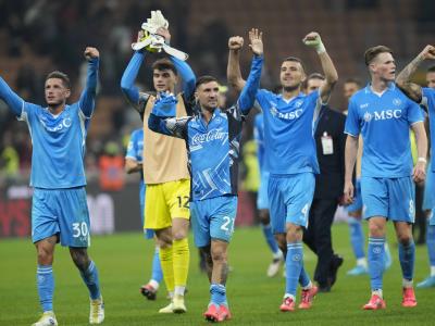 Napoli supera prueba y se establece como líder de Serie A
