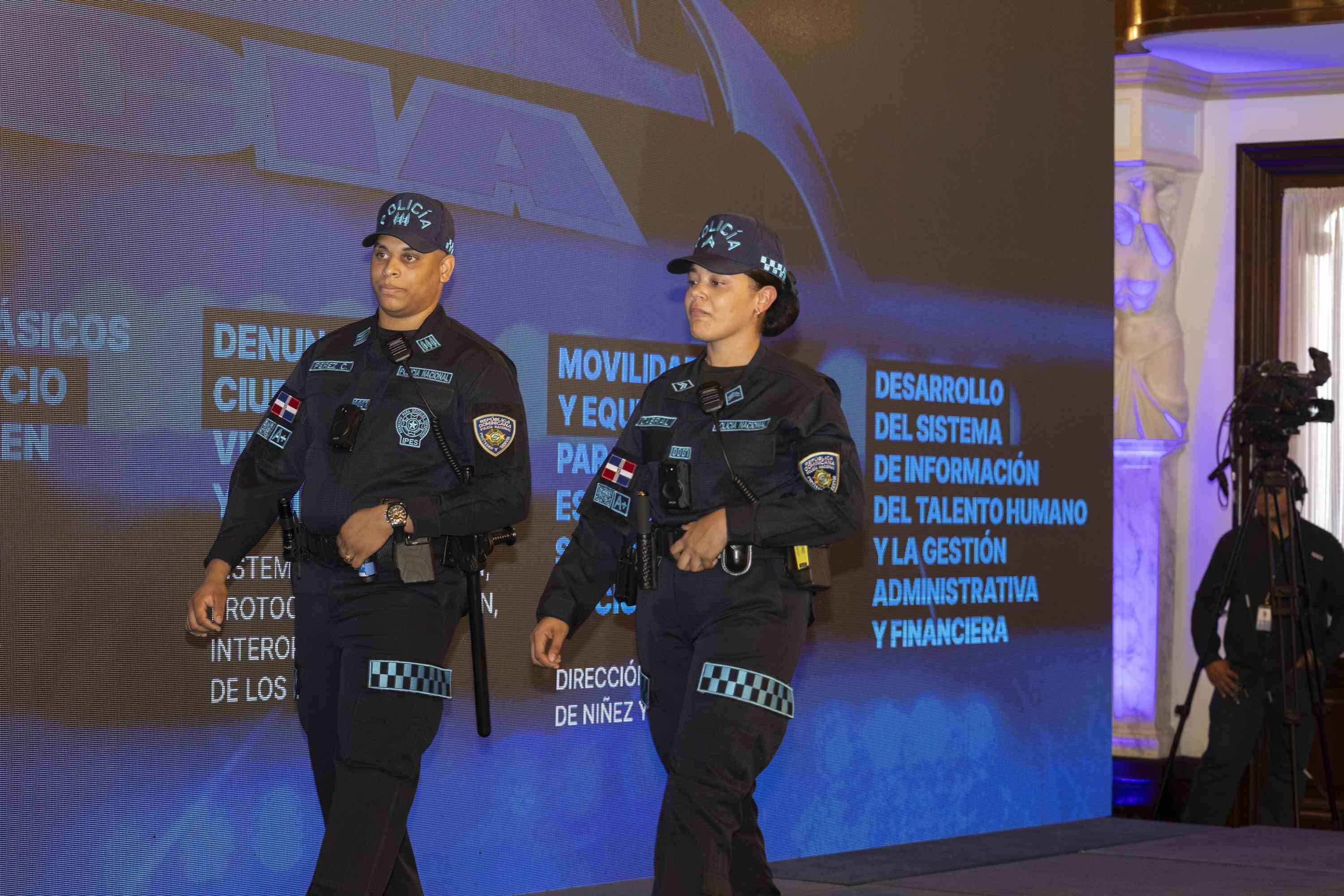 Presentación en La Semanal de los nuevos uniformes policiales (14/10/2024).