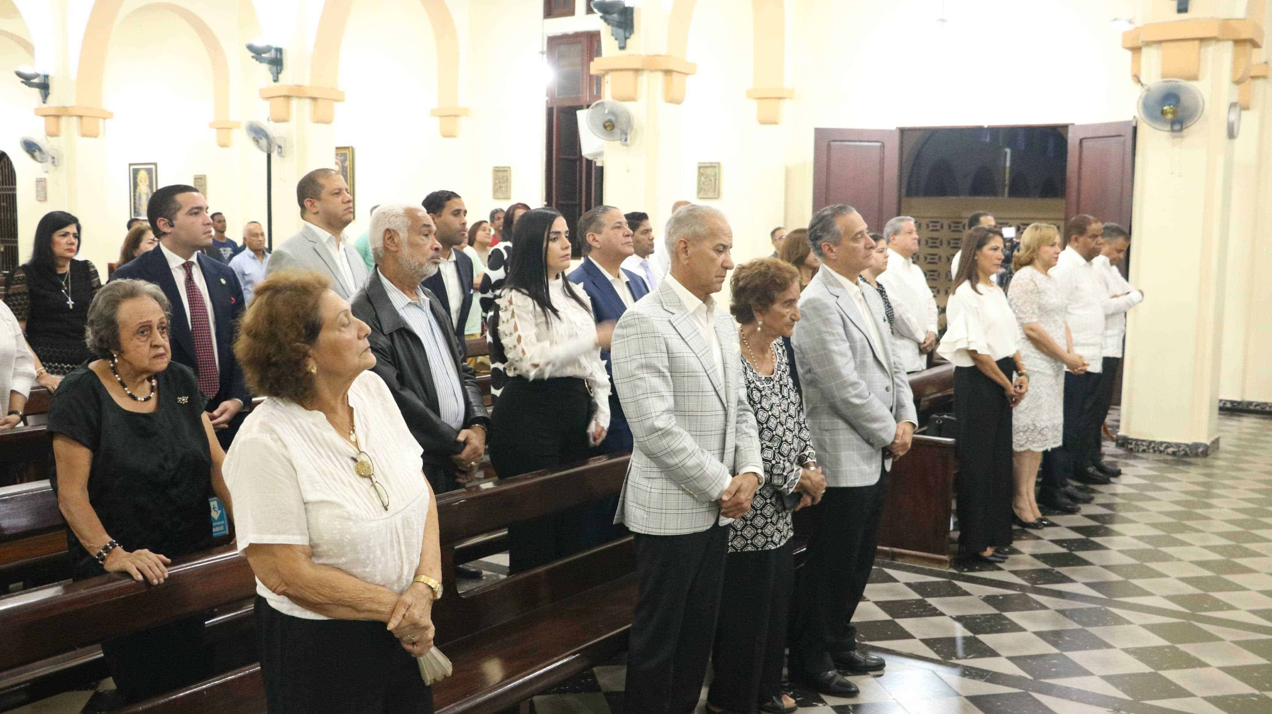 Parte de la familia de Reinaldo Pared Pérez en la misa.