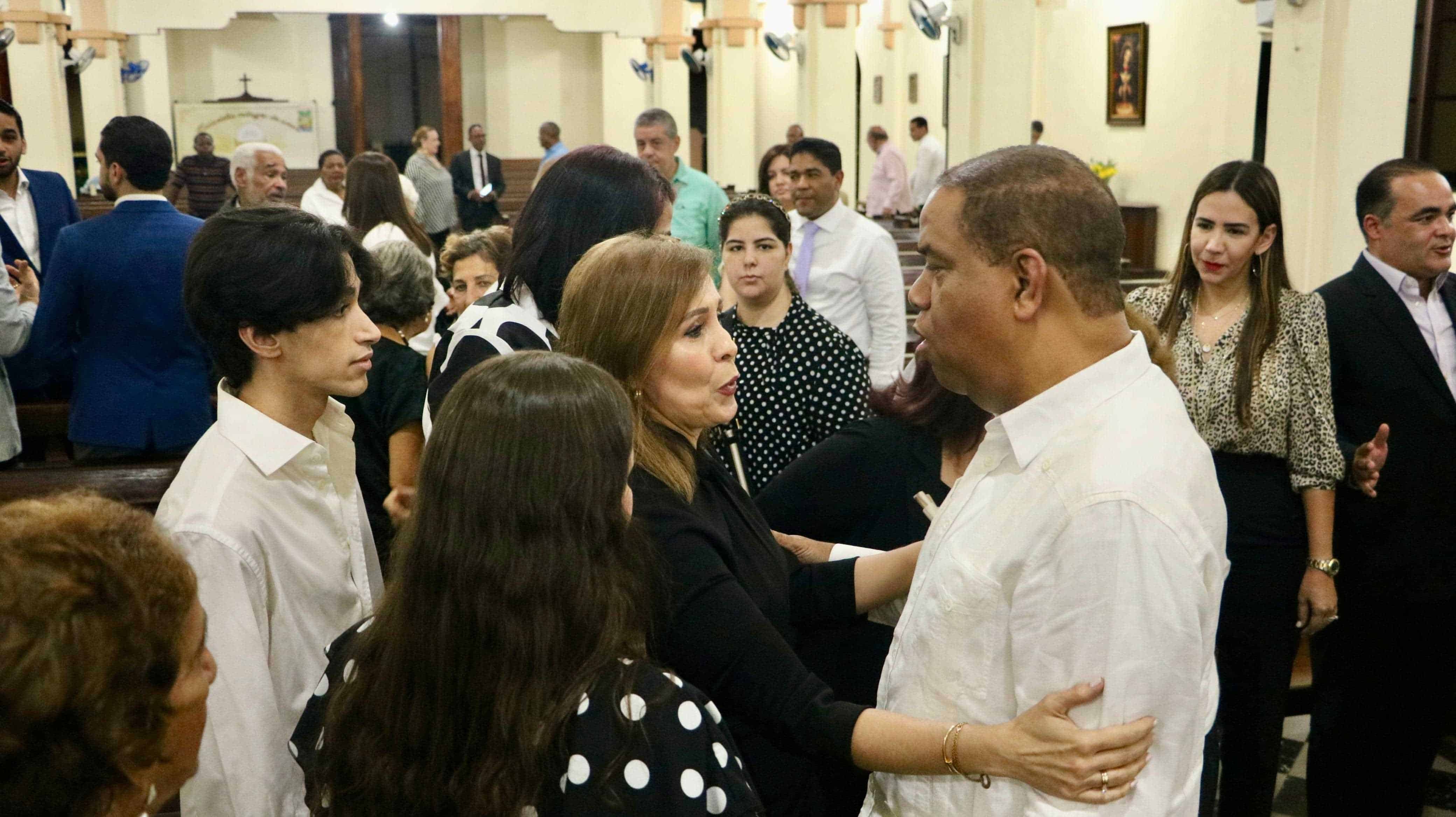 Ingrid Mendoza, viuda de Pared Pérez, junto a dirigentes del PLD en la misa por el tercer año de su muerte.