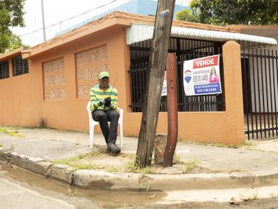 Poste del tendido eléctrico es un peligro en calle del ensanche Ozama