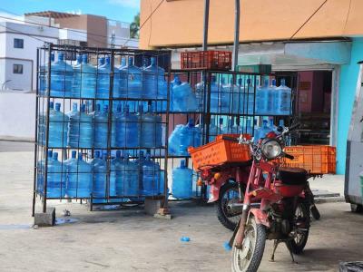 Pro Consumidor hace advertencia por botellones de agua en el sol