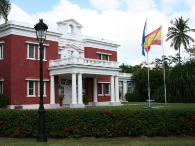 Senadores denuncia “abuso de funciones” del cónsul español