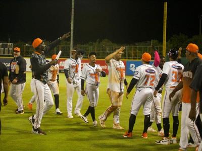 Toros remontan en el noveno para dejar a las Águilas en el terreno