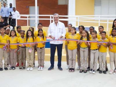 Abinader encabeza inauguración de escuela en Navarrete