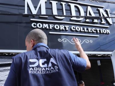 Aduanas fiscaliza varios comercios chinos en Santo Domingo