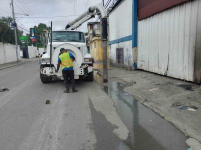 Alcaldía limpia imbornales y pide no colocar basura en las aceras