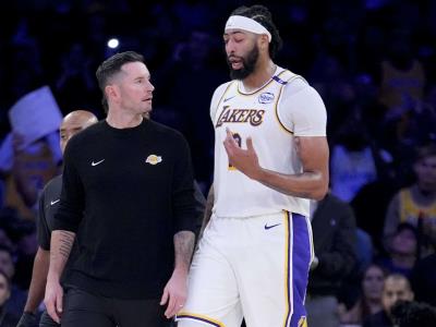 Anthony Davis dice que su ojo está bien tras golpe en juego de Lakers