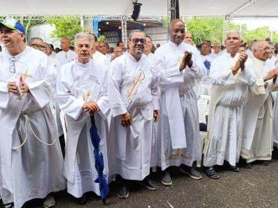 Arzobispo de Santiago pide la creación del Ministerio de la Familia