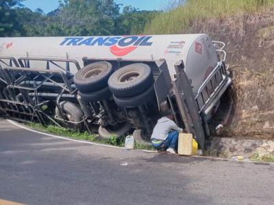 Camión tanquero se accidenta en Dajabón