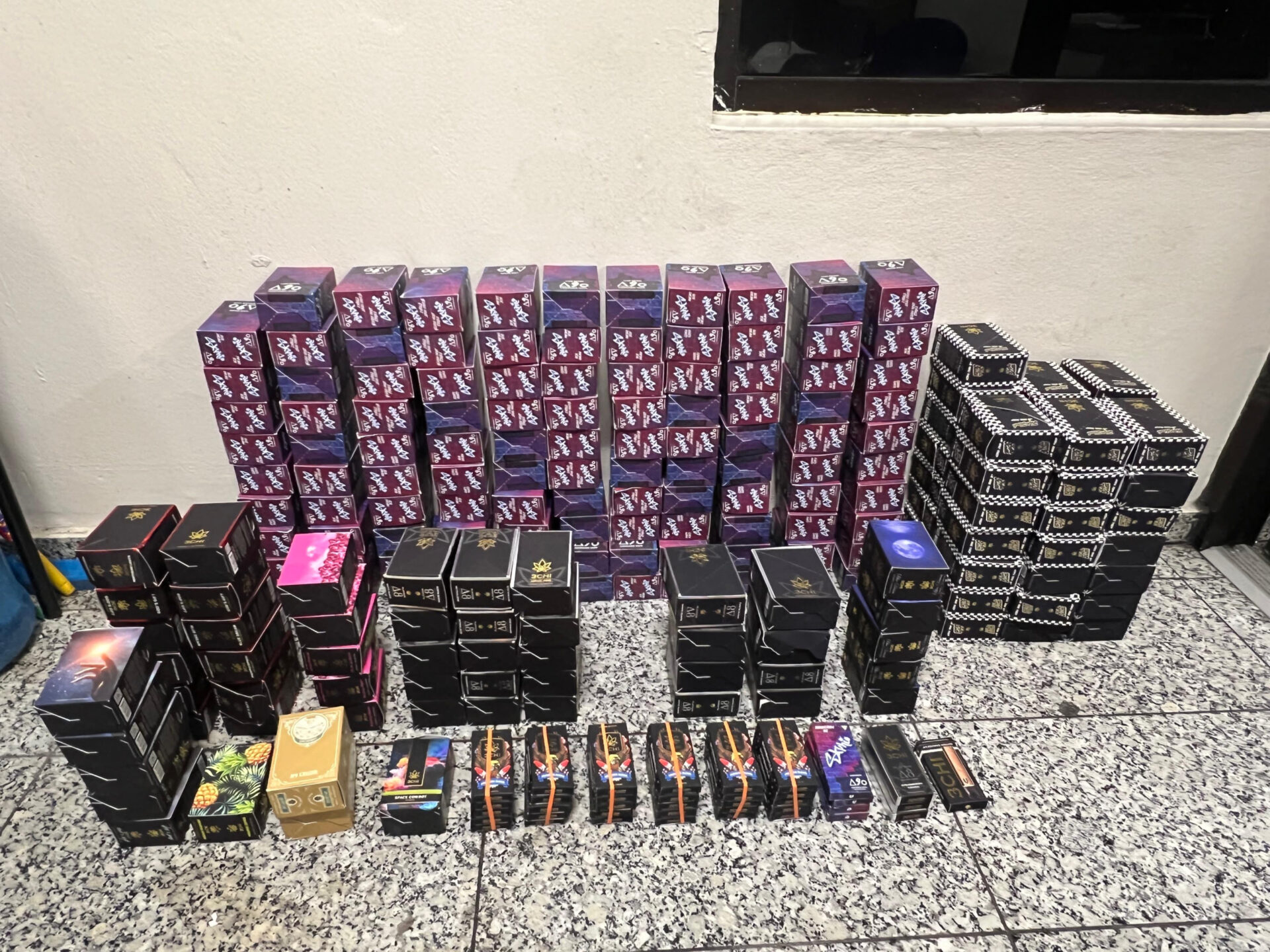 Confiscan miles de vapers, cientos de chocolates y gomitas con marihuana