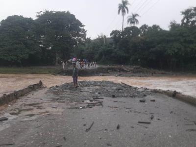 Crecida del río Camú afecta otra vez puente en comunidad de La Vega