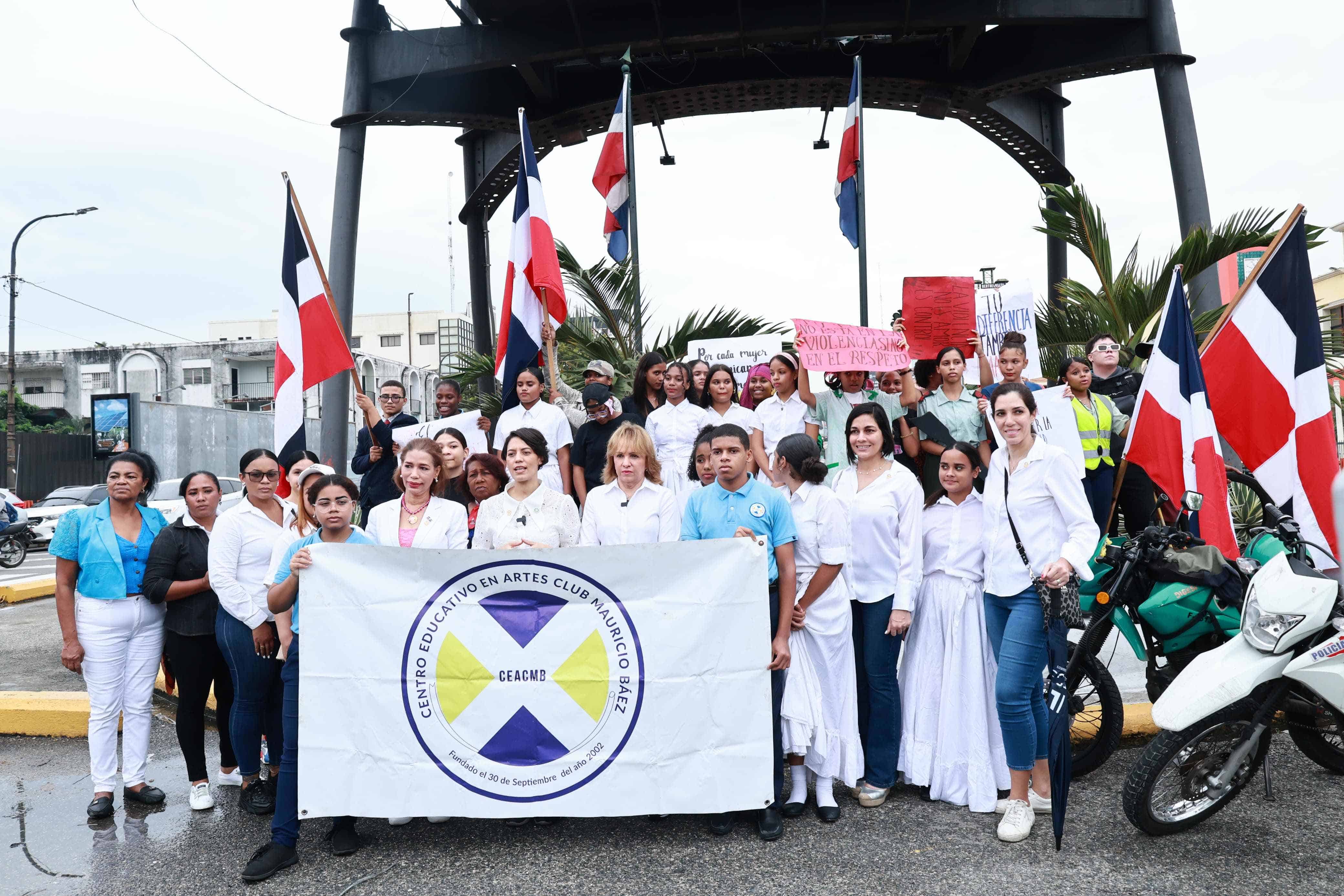 Llevaron a los transeúntes sobre la necesidad de parar la violencia contra las mujeres. 