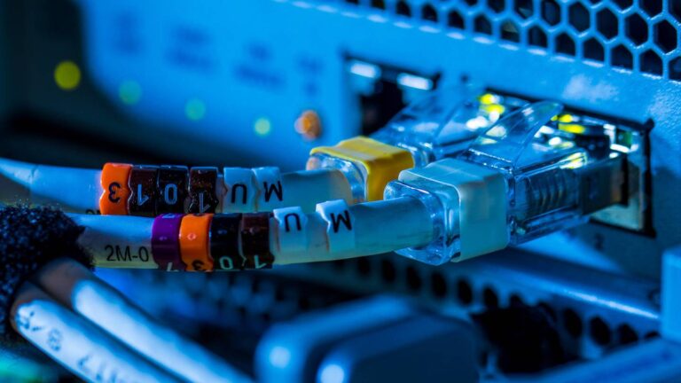 El elevado costo del internet es la principal causa de desconexión en los hogares del país.