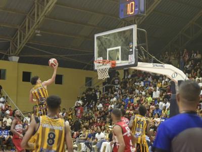 Emmitt Williams brilla en su debut y Don Bosco toma ventaja en final