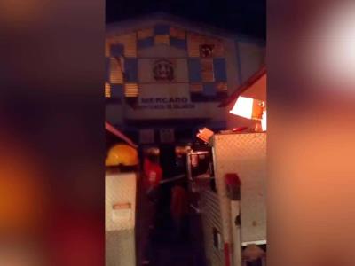 Fuego devora parte del edificio del mercado de Dajabón