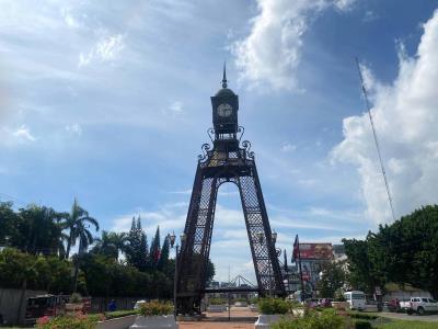 Hombre se refugia en el reloj del Bulevar de la 27 de Febrero