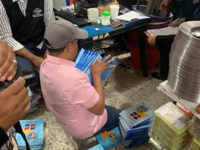 Incautan libros falsificados en Santiago